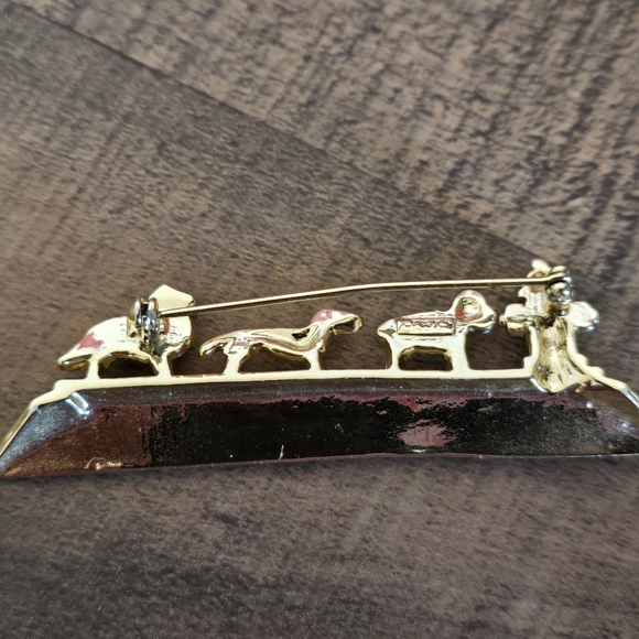 VINTAGE pin dogs lining up to pee on hydrant 1980s - Picture 3 of 9